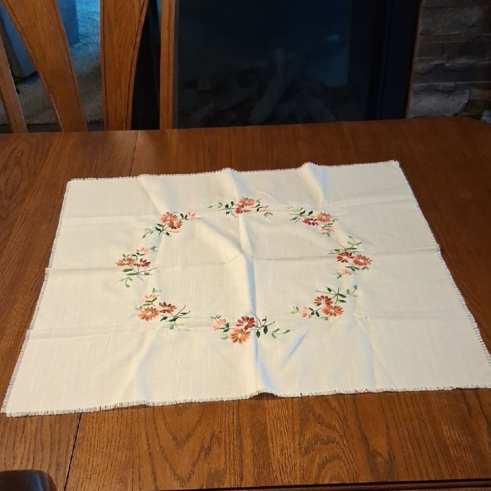 27" Square Table Mat/centerpiece‎ embroidered Coral/terra Cotta Color Daisys